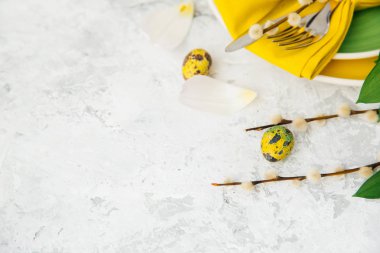 Festival Tablo ayarı ve yeşil ve sarı taze çiçeklerle dekorasyon. Paskalya arka plan 