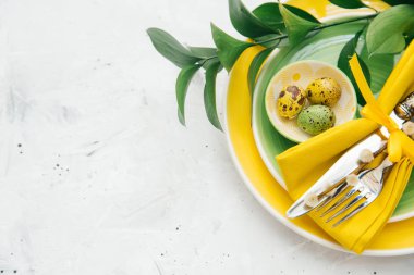 Festival Tablo ayarı ve yeşil ve sarı taze çiçeklerle dekorasyon. Paskalya arka plan 