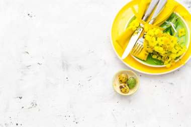 Festival Tablo ayarı ve Paskalya için yeşil ve sarı taze çiçeklerle dekorasyon 