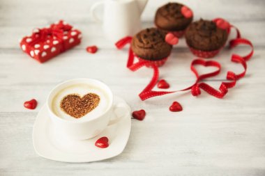 Sevgililer günü aşk güzel. Sabah kahvesi, kalp, muffins ahşap arka plan üzerinde