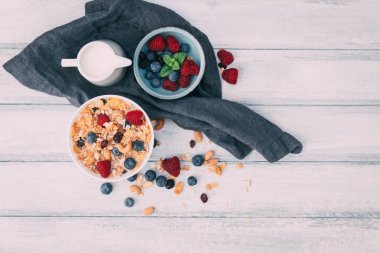 Sabah breackfast granola ve taze çilek ile 