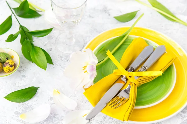 축제 테이블 설정 그리고 녹색과 노란색에 신선한 꽃으로 장식. 부활절 배경 — 스톡 사진