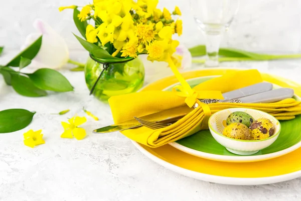 Festlig dukning och dekoration med färska blommor i grönt och gult. Påsk bakgrund — Stockfoto
