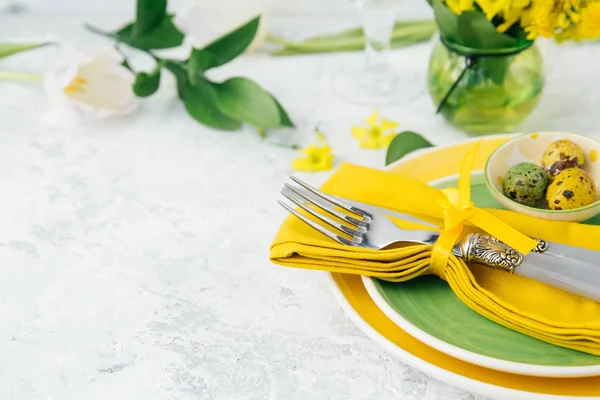 배경 빛에 부활절 테이블 장식입니다. 봄 꽃 축제 테이블 설정 — 스톡 사진