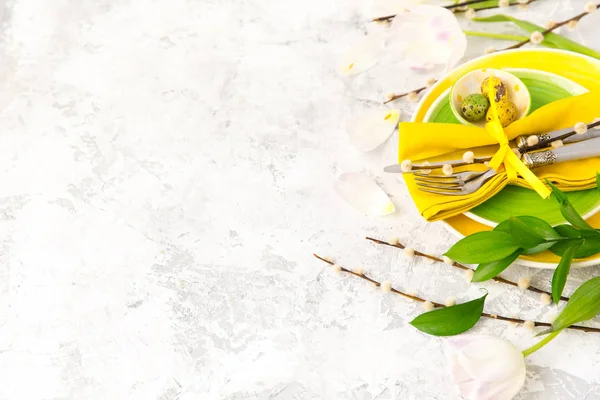 Festlig dukning och dekoration med färska blommor i grönt och gult. Påsk bakgrund — Stockfoto