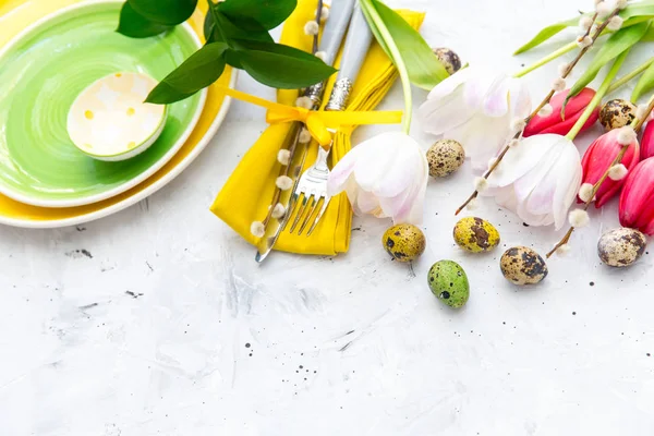 Påsk bordsdekoration på ljus bakgrund. Festlig dukning med vårblommor — Stockfoto