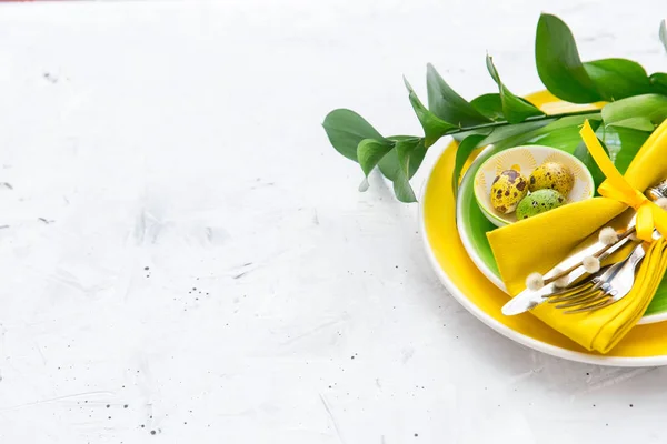 Świąteczny stół ustawienie i dekoracji ze świeżych kwiatów w kolorze zielonym i żółtym. Wielkanoc tła — Zdjęcie stockowe