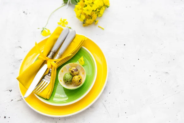 Festlig dukning och dekoration med färska blommor i grönt och gult för Engdahl — Stockfoto