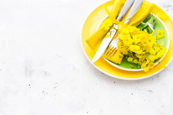 Apparecchiatura e decorazione della tavola festiva con fiori freschi in verde e giallo per i rifiuti — Foto Stock