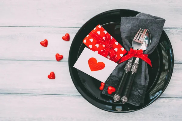 De dag van Valentijnskaarten tabel couvert. Vakantie achtergrond — Stockfoto