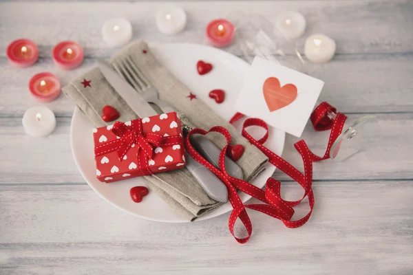 발렌타인 배경 테이블: 장미와 하트 설정 — 스톡 사진