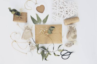 Süslemeleri ile çalışma alanı. Üstten Görünüm. Düğün hazırlık ve planlama.