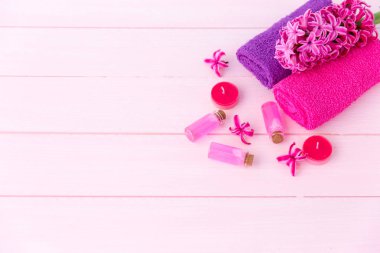 Temel aromatik yağlar çevrili şişe