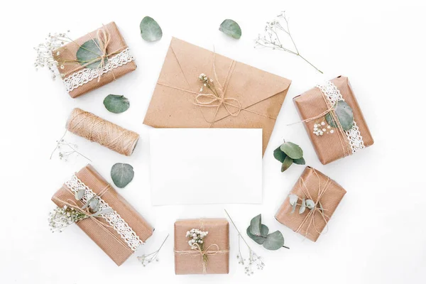 Espacio de trabajo con decoraciones. Vista superior. Preparación y planificación de bodas . — Foto de Stock