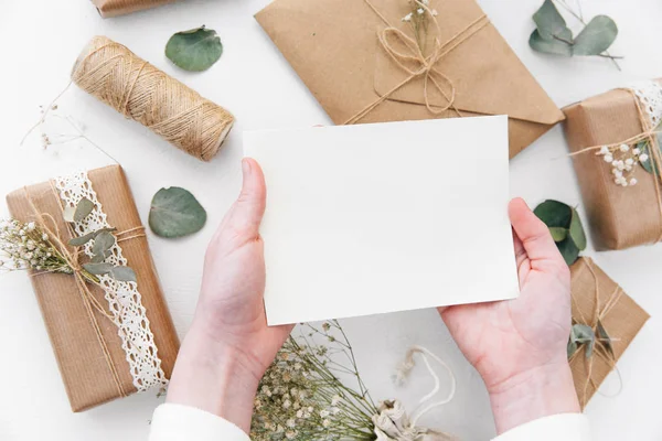 Manos de niños sosteniendo blanco. Invitación — Foto de Stock