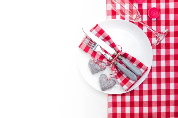 Ajuste de mesa romántico en la mesa de madera blanca. Plantilla de tarjeta de San Valentín — Foto de Stock