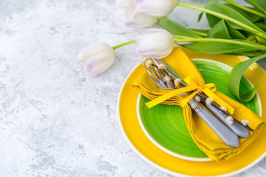 Festival Tablo ayarı ve sarı taze çiçeklerle dekorasyon