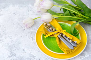 Festival Tablo ayarı ve sarı taze çiçeklerle dekorasyon