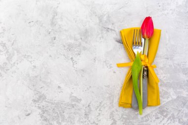 Festival Tablo ayarı ve sarı taze çiçeklerle dekorasyon