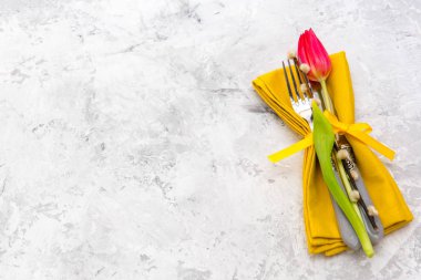 Festival Tablo ayarı ve sarı taze çiçeklerle dekorasyon