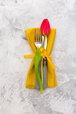 Festival Tablo ayarı ve sarı taze çiçeklerle dekorasyon