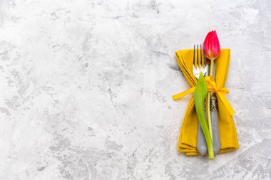 Festival Tablo ayarı ve sarı taze çiçeklerle dekorasyon