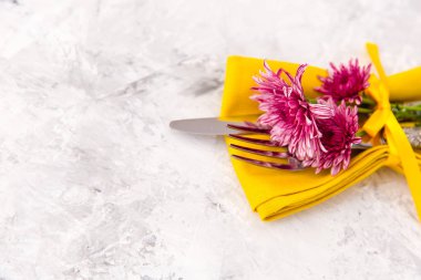 Festival Tablo ayarı ve sarı taze çiçeklerle dekorasyon