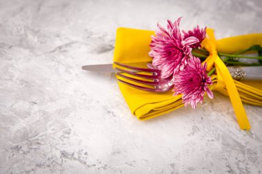 Festival Tablo ayarı ve sarı taze çiçeklerle dekorasyon