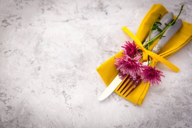 Festival Tablo ayarı ve sarı taze çiçeklerle dekorasyon