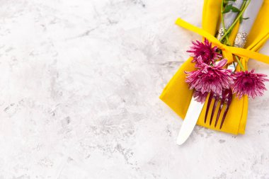 Festival Tablo ayarı ve sarı taze çiçeklerle dekorasyon