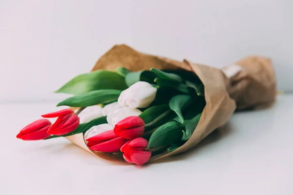 Vacker bukett tulpaner i papperspåse — Stockfoto