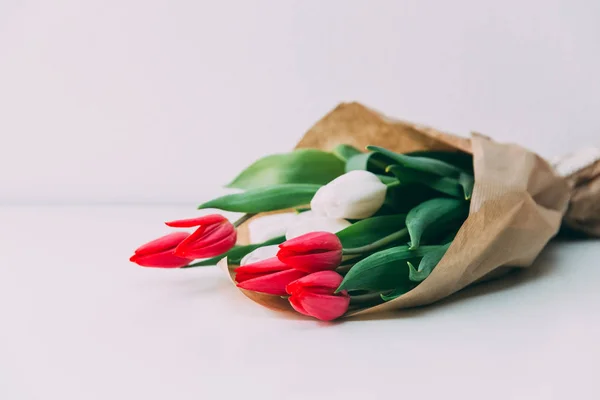 Piękny bukiet tulipanów w worek papierowy — Zdjęcie stockowe