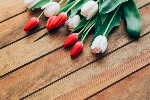 Tulpaner över träbord bakgrund med kopia utrymme — Stockfoto