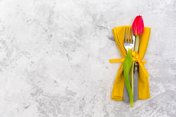 Festival Tablo ayarı ve sarı taze çiçeklerle dekorasyon