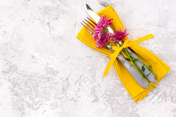 Festlig dukning och dekoration med färska blommor i gult — Stockfoto