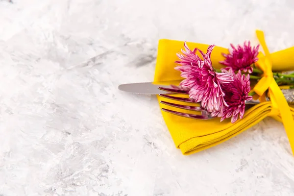 Festival Tablo ayarı ve sarı taze çiçeklerle dekorasyon