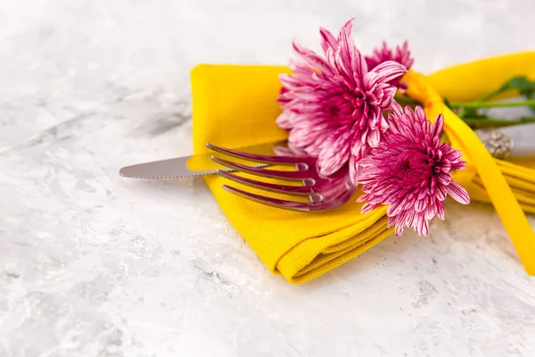 Festlig Dukning Och Dekoration Med Färska Blommor Gult — Stockfoto