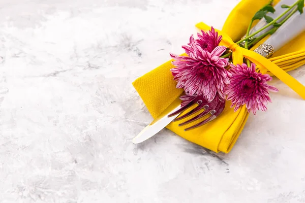 お祝いテーブル設定と黄色で新鮮な花で装飾 — ストック写真