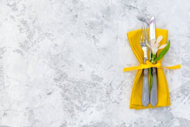 Festival Tablo ayarı ve sarı taze çiçeklerle dekorasyon