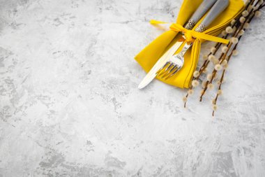  Paskalya tablo ayarını renk ahşap arka plan üzerinde Kukum dalları ile