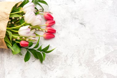 Eski bir tahtanın üzerinde bir grup bahar lalesi