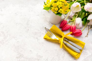 Lale ve sarı çiçekler bahar arka plan