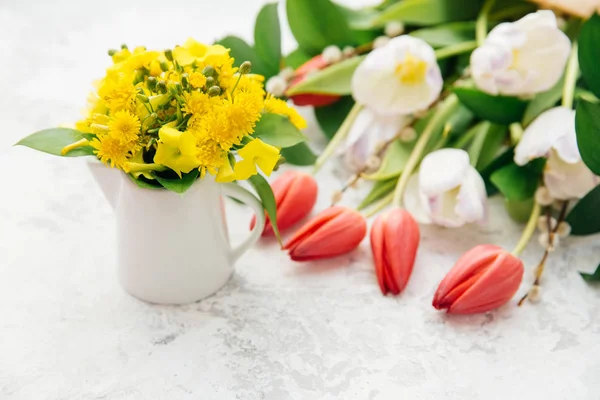 Tulpen en bloemen. Lente achtergrond. Selectieve aandacht — Stockfoto