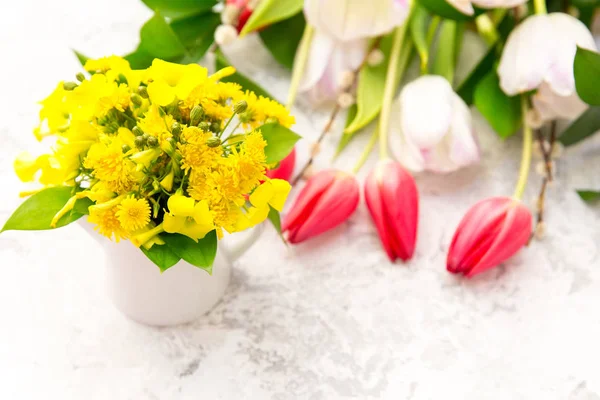 Tulpaner och blommor. Vår bakgrund. Selektivt fokus — Stockfoto