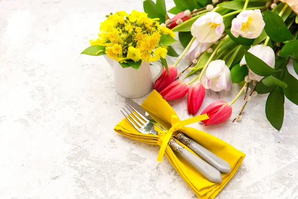 Frühling Hintergrund mit Tulpen und gelben Blumen — Stockfoto