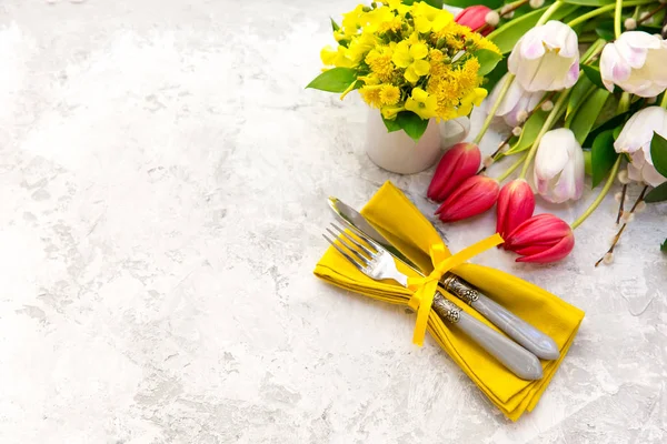 Våren bakgrund med tulpaner och gula blommor — Stockfoto