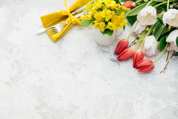 Våren bakgrund med tulpaner och gula blommor — Stockfoto