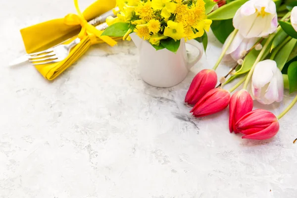 Våren bakgrund med tulpaner och gula blommor — Stockfoto