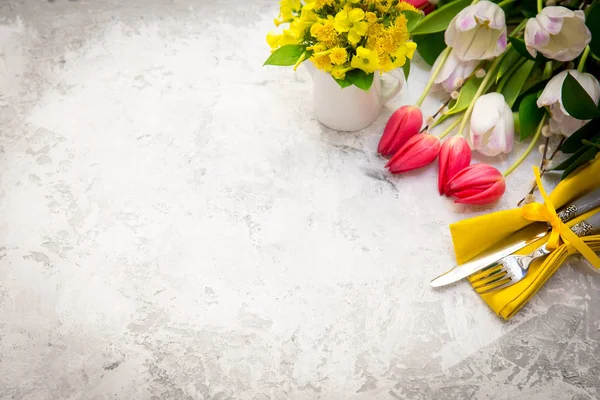 Närbild av fin mat och vin våren dukning med färska tulpaner — Stockfoto