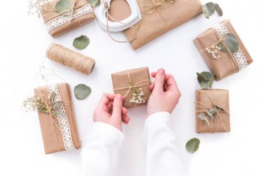 yığın parsel ile kahverengi kraft kağıt sarılı ve sicim ile bağlı